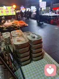 小时候，我渴望当一个作家，写写文章，好不自在，自由职业，无拘无束。


长大后成了一个上班族👩‍💼，每天朝九晚五，按部就班。


他觉得我话多，不切实际，不着调。需要清净。


孩子觉得我啰嗦，烦。


渐渐的我不爱对他们说了。


可是我每天需要固定输出的语言需要释放到哪里去啊，于是我开直播，录视频，开会，享受输出的🎊。


在持续的行动中，我找到了适合我的学习方式，成长方式。


以前，我看书基本是看个十几页我就要睡觉的，可是读书，做读书会，我很带劲，不会困。


我发现了，只要有人看，有人关注我就很来劲哈哈。


我会早上带领伙伴做功课，读经典，做读书会，催眠带领，读着读着就发现内心平静了，我自我催眠了，喜悦了，通畅了。


读书和唱歌一样都讲究气的流通。


在每一次引导，带领下，我爱上了这个让我内心喜悦的功课。


就像有人爱运动，有人爱跳舞，有人爱爬山，而我发现我爱在有人关注下说话。



我发现一个有意思的点，当我开直播的时候，没有人在线的时候我就平常心，有人在线的时候，特别人多一点的时候，我可带劲了，那眼神语气节奏，恨不得毕生武艺都拿出来秀秀。


多么爱享受聚光灯的人儿啊。


持续的践行，是因为喜欢😘。


坚持会有尽头，但是持续是因为热爱。



再说说完美，以前我认为我没有完美😍，神经大条，直到我发现，我要求挺多的。


他给我端水，我会说给我37度的水，最好弄个柠檬片，哈哈开个玩笑。


曾经，在周围关系中，我会追求所有人的认可，会把别人的评价批在自己身上，否定自己，内耗自己，觉得自己做的不好。


我渴望🤩周围人的点头叫好，我也比较在意别人的眼光，会把对方的愤怒，归因在自己没做好。


能量起来以后，我发现我好像比较不太在意别人的评价了。


以前是假装不在意其实内在很受伤，但是现在是真不太在意。


以前当同事说我业务不专业的时候，我会各种解释，证明不是自己不专业，想证明自己专业。


现在同事说我不专业的时候，我大方的承认，我这个点不太熟悉配图