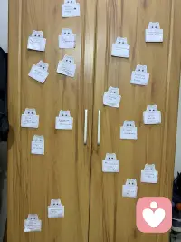 小时候，我渴望当一个作家，写写文章，好不自在，自由职业，无拘无束。


长大后成了一个上班族👩‍💼，每天朝九晚五，按部就班。


他觉得我话多，不切实际，不着调。需要清净。


孩子觉得我啰嗦，烦。


渐渐的我不爱对他们说了。


可是我每天需要固定输出的语言需要释放到哪里去啊，于是我开直播，录视频，开会，享受输出的🎊。


在持续的行动中，我找到了适合我的学习方式，成长方式。


以前，我看书基本是看个十几页我就要睡觉的，可是读书，做读书会，我很带劲，不会困。


我发现了，只要有人看，有人关注我就很来劲哈哈。


我会早上带领伙伴做功课，读经典，做读书会，催眠带领，读着读着就发现内心平静了，我自我催眠了，喜悦了，通畅了。


读书和唱歌一样都讲究气的流通。


在每一次引导，带领下，我爱上了这个让我内心喜悦的功课。


就像有人爱运动，有人爱跳舞，有人爱爬山，而我发现我爱在有人关注下说话。



我发现一个有意思的点，当我开直播的时候，没有人在线的时候我就平常心，有人在线的时候，特别人多一点的时候，我可带劲了，那眼神语气节奏，恨不得毕生武艺都拿出来秀秀。


多么爱享受聚光灯的人儿啊。


持续的践行，是因为喜欢😘。


坚持会有尽头，但是持续是因为热爱。



再说说完美，以前我认为我没有完美😍，神经大条，直到我发现，我要求挺多的。


他给我端水，我会说给我37度的水，最好弄个柠檬片，哈哈开个玩笑。


曾经，在周围关系中，我会追求所有人的认可，会把别人的评价批在自己身上，否定自己，内耗自己，觉得自己做的不好。


我渴望🤩周围人的点头叫好，我也比较在意别人的眼光，会把对方的愤怒，归因在自己没做好。


能量起来以后，我发现我好像比较不太在意别人的评价了。


以前是假装不在意其实内在很受伤，但是现在是真不太在意。


以前当同事说我业务不专业的时候，我会各种解释，证明不是自己不专业，想证明自己专业。


现在同事说我不专业的时候，我大方的承认，我这个点不太熟悉配图