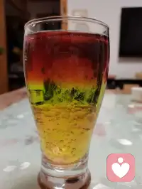 小时候，我渴望当一个作家，写写文章，好不自在，自由职业，无拘无束。


长大后成了一个上班族👩‍💼，每天朝九晚五，按部就班。


他觉得我话多，不切实际，不着调。需要清净。


孩子觉得我啰嗦，烦。


渐渐的我不爱对他们说了。


可是我每天需要固定输出的语言需要释放到哪里去啊，于是我开直播，录视频，开会，享受输出的🎊。


在持续的行动中，我找到了适合我的学习方式，成长方式。


以前，我看书基本是看个十几页我就要睡觉的，可是读书，做读书会，我很带劲，不会困。


我发现了，只要有人看，有人关注我就很来劲哈哈。


我会早上带领伙伴做功课，读经典，做读书会，催眠带领，读着读着就发现内心平静了，我自我催眠了，喜悦了，通畅了。


读书和唱歌一样都讲究气的流通。


在每一次引导，带领下，我爱上了这个让我内心喜悦的功课。


就像有人爱运动，有人爱跳舞，有人爱爬山，而我发现我爱在有人关注下说话。



我发现一个有意思的点，当我开直播的时候，没有人在线的时候我就平常心，有人在线的时候，特别人多一点的时候，我可带劲了，那眼神语气节奏，恨不得毕生武艺都拿出来秀秀。


多么爱享受聚光灯的人儿啊。


持续的践行，是因为喜欢😘。


坚持会有尽头，但是持续是因为热爱。



再说说完美，以前我认为我没有完美😍，神经大条，直到我发现，我要求挺多的。


他给我端水，我会说给我37度的水，最好弄个柠檬片，哈哈开个玩笑。


曾经，在周围关系中，我会追求所有人的认可，会把别人的评价批在自己身上，否定自己，内耗自己，觉得自己做的不好。


我渴望🤩周围人的点头叫好，我也比较在意别人的眼光，会把对方的愤怒，归因在自己没做好。


能量起来以后，我发现我好像比较不太在意别人的评价了。


以前是假装不在意其实内在很受伤，但是现在是真不太在意。


以前当同事说我业务不专业的时候，我会各种解释，证明不是自己不专业，想证明自己专业。


现在同事说我不专业的时候，我大方的承认，我这个点不太熟悉配图