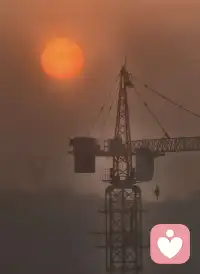 九紫离火运

“九紫离火运”是中国传统玄空风水与三元九运理论中的一个概念，以下是其核心信息：

时间范围
根据三元九运体系，2024年至2043年属于“下元九运”，即“九紫离火运”时期。

名称由来

“九”指三元九运中的第九运；

“紫”对应玄空风水中的九紫右弼星；

“离火”源于《易经》离卦，五行属火，象征光明、能量、文明等。

核心象征与含义

离卦特性：离为火，外实内虚，代表外在繁荣与内在精神需求并存，强调光明、传播、视觉、创新等特质。

时代主题：预示未来20年社会将聚焦科技、文化、精神领域，如人工智能、新能源、内容创作、心理健康、女性力量等。

社会与经济影响

科技与产业：人工智能、虚拟现实、新能源、光电产业等将快速发展，虚拟经济与实体经济的融合成为趋势。

文化与精神：对美、艺术、文化IP、知识付费、心理咨询等需求将大幅增长，情绪经济兴起。

女性地位：离卦“为中女”，象征女性在事业、领导力、审美等领域的影响力提升。

需注意，九紫离火运更多是一种文化哲学和趋势框架，而非严格的科学预测。其价值在于启发人们关注时代变化，调整思维与行动方向，而非决定具体命运。配图