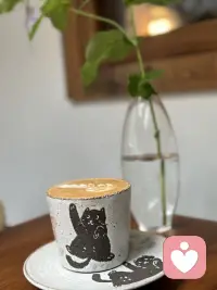 一次拥抱、一顿饭、一次促膝长谈，都不是理所当然的。那些愿意花时间陪你的人、愿意在你低谷时伸出手的人、愿意对你真诚以待的人，都是生命里的光。不要等到失去了，才懂得珍惜。配图