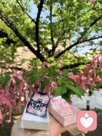 一次拥抱、一顿饭、一次促膝长谈，都不是理所当然的。那些愿意花时间陪你的人、愿意在你低谷时伸出手的人、愿意对你真诚以待的人，都是生命里的光。不要等到失去了，才懂得珍惜。配图