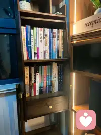 “人财两旺寿不长”是一句民间俗语，蕴含着深刻的人生哲理和传统智慧，以下是不同角度的解读：

从生活经验角度
当一个人既拥有丰富的财富（财旺），又拥有良好的人际关系、家庭和睦、身体健康等（人旺），看似人生圆满，但往往容易因过度追求财富和名利，忽视身心健康，导致身体透支、压力过大，从而缩短寿命。例如，许多企业家或职场精英在事业成功的同时，因长期高强度工作、作息不规律、精神紧张等，出现健康问题甚至英年早逝。

从传统命理角度
在传统命理学中，人的命运由八字五行等要素决定。若财星（代表财富）过旺，会克印星（代表健康、智慧）和比劫星（代表自身力量），导致日主（代表本人）被过度消耗，难以承受财富带来的压力和因果，从而可能折寿。反之，若人旺（比劫、印星旺）但财弱，则可能因精力分散或资源不足，难以积累财富。

从哲学和平衡角度
这句话体现了“天道忌满，人道忌全”的哲学思想，即世间万物盛极必衰，过度追求完美或极致的状态，往往会打破平衡，带来负面后果。人生不是追求事事圆满，而是要在财富、人际关系、健康等之间找到动态平衡，懂得“求缺”而非“求满”，才能长久安宁。

需注意，这句话并非宿命论，而是提醒人们在追求财富和成功的同时，要关注身心健康，保持适度、节制的生活态度，避免因过度贪求而透支生命。配图