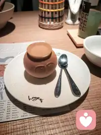 “人财两旺寿不长”是一句民间俗语，蕴含着深刻的人生哲理和传统智慧，以下是不同角度的解读：

从生活经验角度
当一个人既拥有丰富的财富（财旺），又拥有良好的人际关系、家庭和睦、身体健康等（人旺），看似人生圆满，但往往容易因过度追求财富和名利，忽视身心健康，导致身体透支、压力过大，从而缩短寿命。例如，许多企业家或职场精英在事业成功的同时，因长期高强度工作、作息不规律、精神紧张等，出现健康问题甚至英年早逝。

从传统命理角度
在传统命理学中，人的命运由八字五行等要素决定。若财星（代表财富）过旺，会克印星（代表健康、智慧）和比劫星（代表自身力量），导致日主（代表本人）被过度消耗，难以承受财富带来的压力和因果，从而可能折寿。反之，若人旺（比劫、印星旺）但财弱，则可能因精力分散或资源不足，难以积累财富。

从哲学和平衡角度
这句话体现了“天道忌满，人道忌全”的哲学思想，即世间万物盛极必衰，过度追求完美或极致的状态，往往会打破平衡，带来负面后果。人生不是追求事事圆满，而是要在财富、人际关系、健康等之间找到动态平衡，懂得“求缺”而非“求满”，才能长久安宁。

需注意，这句话并非宿命论，而是提醒人们在追求财富和成功的同时，要关注身心健康，保持适度、节制的生活态度，避免因过度贪求而透支生命。配图