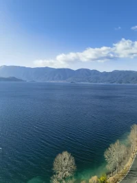 人之间的成见如同一座大山，跨过这座大山可能只需要一次畅开心扉的交谈！配图