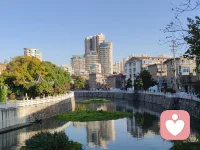 在生活中修行：
現在是早上8：08，我已經到了醫院。心情忐忑的把我的樣品交到主任手里，雖然是一個小小的耗材，但它寄托了我對美好生活的向往。希望客戶能試用順利，也希望能解決他的問題，同時更希望幫到患者解決痛苦。這就是作為一個醫療器械銷售人員的美好愿望，希望你能收下。在外人看來，這個行業是賺黑心錢的，但是只有我們這些“卑微的”一線從業者才知道，它也包含著很多辛酸與無奈。這么多的廠家，客戶為什么要選擇你家？那就是你比別人更用心，更能幫他解決問題，幫醫院節省人力，節約成本，提高效率。
路上的行人匆匆忙忙，有的注意到了我手里拿的白色包裝，我的產品，肯定心里在想：又是一個賺黑心錢的醫藥代表。此刻我的內心是復雜的，只能用問心無愧來安慰自己。心里想：他沒有經歷過我的生活，不知道我的心酸與無奈情有可原。
在這困難的年代，經濟蕭條，誰也逃不脫命運的洪流。我又看到了一些匆匆忙忙的人，他們的家屬正在醫院的某一個樓層，某一個角落里生病，臥床不起，甚至生命垂危，他們的極速的步伐也預示著他們的焦急的心態和他們的無奈，我也祝福他們的家人早日康復，脫離痛苦。
然后我轉頭又看到了一臉平和的人，當目光交匯的一剎那，他們向我報以微笑。我頓時心頭一暖，這是天使般的微笑，雖然他們可能也在忍受痛苦，但是他們選擇，把平和積極的心態傳遞下去。來自陌生人的微笑讓我心里無比溫暖，也充滿了力量！家家有本難念的經，看到他們家人在住院依然微笑面對，坦然面對，對陌生人抱以禮貌的微笑，我最想祝福的就是他們，因為他們不但給了自己力量，而且給了陌生人的力量，給了我的力量，讓我有信心堅持下去，堅持做正確的事情，堅持做自己，堅持助人自救！
這就是我一個醫療從業者的早上的經歷，因為深有感觸，感慨萬千，所以把它寫下來。可能言語有點不通順，邏輯有點混亂，請讀者原諒。這是我在起的過早、并且有點感冒的混沌狀態下所寫下的。如果他能給予你一些鼓勵或者些許的安慰，那就是我最大的心愿了；但是如果它使你陷入悲觀的情緒，也請你告訴我。
因為生活中的任何事情本來就存在正負兩面。
就像此刻我站在河邊，一邊是燦爛的陽光，有人從橋上走過，沐浴著這溫暖的陽光，悠閑的享受它；另外一邊又是籠罩在陰影下面，有環衛工人在辛苦的工作。也許這就是生活的本來面目。我們要坦然面對，也要抱著一顆理解的心態去看任何事情。況且你看到的一切只是表面現象而已，也許你永遠無法得到事物的本來面目。配圖