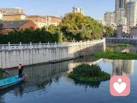 在生活中修行：
現在是早上8：08，我已經到了醫院。心情忐忑的把我的樣品交到主任手里，雖然是一個小小的耗材，但它寄托了我對美好生活的向往。希望客戶能試用順利，也希望能解決他的問題，同時更希望幫到患者解決痛苦。這就是作為一個醫療器械銷售人員的美好愿望，希望你能收下。在外人看來，這個行業是賺黑心錢的，但是只有我們這些“卑微的”一線從業者才知道，它也包含著很多辛酸與無奈。這么多的廠家，客戶為什么要選擇你家？那就是你比別人更用心，更能幫他解決問題，幫醫院節省人力，節約成本，提高效率。
路上的行人匆匆忙忙，有的注意到了我手里拿的白色包裝，我的產品，肯定心里在想：又是一個賺黑心錢的醫藥代表。此刻我的內心是復雜的，只能用問心無愧來安慰自己。心里想：他沒有經歷過我的生活，不知道我的心酸與無奈情有可原。
在這困難的年代，經濟蕭條，誰也逃不脫命運的洪流。我又看到了一些匆匆忙忙的人，他們的家屬正在醫院的某一個樓層，某一個角落里生病，臥床不起，甚至生命垂危，他們的極速的步伐也預示著他們的焦急的心態和他們的無奈，我也祝福他們的家人早日康復，脫離痛苦。
然后我轉頭又看到了一臉平和的人，當目光交匯的一剎那，他們向我報以微笑。我頓時心頭一暖，這是天使般的微笑，雖然他們可能也在忍受痛苦，但是他們選擇，把平和積極的心態傳遞下去。來自陌生人的微笑讓我心里無比溫暖，也充滿了力量！家家有本難念的經，看到他們家人在住院依然微笑面對，坦然面對，對陌生人抱以禮貌的微笑，我最想祝福的就是他們，因為他們不但給了自己力量，而且給了陌生人的力量，給了我的力量，讓我有信心堅持下去，堅持做正確的事情，堅持做自己，堅持助人自救！
這就是我一個醫療從業者的早上的經歷，因為深有感觸，感慨萬千，所以把它寫下來。可能言語有點不通順，邏輯有點混亂，請讀者原諒。這是我在起的過早、并且有點感冒的混沌狀態下所寫下的。如果他能給予你一些鼓勵或者些許的安慰，那就是我最大的心愿了；但是如果它使你陷入悲觀的情緒，也請你告訴我。
因為生活中的任何事情本來就存在正負兩面。
就像此刻我站在河邊，一邊是燦爛的陽光，有人從橋上走過，沐浴著這溫暖的陽光，悠閑的享受它；另外一邊又是籠罩在陰影下面，有環衛工人在辛苦的工作。也許這就是生活的本來面目。我們要坦然面對，也要抱著一顆理解的心態去看任何事情。況且你看到的一切只是表面現象而已，也許你永遠無法得到事物的本來面目。配圖