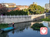 在生活中修行：
現在是早上8：08，我已經到了醫院。心情忐忑的把我的樣品交到主任手里，雖然是一個小小的耗材，但它寄托了我對美好生活的向往。希望客戶能試用順利，也希望能解決他的問題，同時更希望幫到患者解決痛苦。這就是作為一個醫療器械銷售人員的美好愿望，希望你能收下。在外人看來，這個行業是賺黑心錢的，但是只有我們這些“卑微的”一線從業者才知道，它也包含著很多辛酸與無奈。這么多的廠家，客戶為什么要選擇你家？那就是你比別人更用心，更能幫他解決問題，幫醫院節省人力，節約成本，提高效率。
路上的行人匆匆忙忙，有的注意到了我手里拿的白色包裝，我的產品，肯定心里在想：又是一個賺黑心錢的醫藥代表。此刻我的內心是復雜的，只能用問心無愧來安慰自己。心里想：他沒有經歷過我的生活，不知道我的心酸與無奈情有可原。
在這困難的年代，經濟蕭條，誰也逃不脫命運的洪流。我又看到了一些匆匆忙忙的人，他們的家屬正在醫院的某一個樓層，某一個角落里生病，臥床不起，甚至生命垂危，他們的極速的步伐也預示著他們的焦急的心態和他們的無奈，我也祝福他們的家人早日康復，脫離痛苦。
然后我轉頭又看到了一臉平和的人，當目光交匯的一剎那，他們向我報以微笑。我頓時心頭一暖，這是天使般的微笑，雖然他們可能也在忍受痛苦，但是他們選擇，把平和積極的心態傳遞下去。來自陌生人的微笑讓我心里無比溫暖，也充滿了力量！家家有本難念的經，看到他們家人在住院依然微笑面對，坦然面對，對陌生人抱以禮貌的微笑，我最想祝福的就是他們，因為他們不但給了自己力量，而且給了陌生人的力量，給了我的力量，讓我有信心堅持下去，堅持做正確的事情，堅持做自己，堅持助人自救！
這就是我一個醫療從業者的早上的經歷，因為深有感觸，感慨萬千，所以把它寫下來。可能言語有點不通順，邏輯有點混亂，請讀者原諒。這是我在起的過早、并且有點感冒的混沌狀態下所寫下的。如果他能給予你一些鼓勵或者些許的安慰，那就是我最大的心愿了；但是如果它使你陷入悲觀的情緒，也請你告訴我。
因為生活中的任何事情本來就存在正負兩面。
就像此刻我站在河邊，一邊是燦爛的陽光，有人從橋上走過，沐浴著這溫暖的陽光，悠閑的享受它；另外一邊又是籠罩在陰影下面，有環衛工人在辛苦的工作。也許這就是生活的本來面目。我們要坦然面對，也要抱著一顆理解的心態去看任何事情。況且你看到的一切只是表面現象而已，也許你永遠無法得到事物的本來面目。配圖