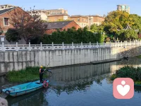 在生活中修行：
現在是早上8：08，我已經到了醫院。心情忐忑的把我的樣品交到主任手里，雖然是一個小小的耗材，但它寄托了我對美好生活的向往。希望客戶能試用順利，也希望能解決他的問題，同時更希望幫到患者解決痛苦。這就是作為一個醫療器械銷售人員的美好愿望，希望你能收下。在外人看來，這個行業是賺黑心錢的，但是只有我們這些“卑微的”一線從業者才知道，它也包含著很多辛酸與無奈。這么多的廠家，客戶為什么要選擇你家？那就是你比別人更用心，更能幫他解決問題，幫醫院節省人力，節約成本，提高效率。
路上的行人匆匆忙忙，有的注意到了我手里拿的白色包裝，我的產品，肯定心里在想：又是一個賺黑心錢的醫藥代表。此刻我的內心是復雜的，只能用問心無愧來安慰自己。心里想：他沒有經歷過我的生活，不知道我的心酸與無奈情有可原。
在這困難的年代，經濟蕭條，誰也逃不脫命運的洪流。我又看到了一些匆匆忙忙的人，他們的家屬正在醫院的某一個樓層，某一個角落里生病，臥床不起，甚至生命垂危，他們的極速的步伐也預示著他們的焦急的心態和他們的無奈，我也祝福他們的家人早日康復，脫離痛苦。
然后我轉頭又看到了一臉平和的人，當目光交匯的一剎那，他們向我報以微笑。我頓時心頭一暖，這是天使般的微笑，雖然他們可能也在忍受痛苦，但是他們選擇，把平和積極的心態傳遞下去。來自陌生人的微笑讓我心里無比溫暖，也充滿了力量！家家有本難念的經，看到他們家人在住院依然微笑面對，坦然面對，對陌生人抱以禮貌的微笑，我最想祝福的就是他們，因為他們不但給了自己力量，而且給了陌生人的力量，給了我的力量，讓我有信心堅持下去，堅持做正確的事情，堅持做自己，堅持助人自救！
這就是我一個醫療從業者的早上的經歷，因為深有感觸，感慨萬千，所以把它寫下來。可能言語有點不通順，邏輯有點混亂，請讀者原諒。這是我在起的過早、并且有點感冒的混沌狀態下所寫下的。如果他能給予你一些鼓勵或者些許的安慰，那就是我最大的心愿了；但是如果它使你陷入悲觀的情緒，也請你告訴我。
因為生活中的任何事情本來就存在正負兩面。
就像此刻我站在河邊，一邊是燦爛的陽光，有人從橋上走過，沐浴著這溫暖的陽光，悠閑的享受它；另外一邊又是籠罩在陰影下面，有環衛工人在辛苦的工作。也許這就是生活的本來面目。我們要坦然面對，也要抱著一顆理解的心態去看任何事情。況且你看到的一切只是表面現象而已，也許你永遠無法得到事物的本來面目。配圖