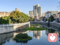 在生活中修行：
現在是早上8：08，我已經到了醫院。心情忐忑的把我的樣品交到主任手里，雖然是一個小小的耗材，但它寄托了我對美好生活的向往。希望客戶能試用順利，也希望能解決他的問題，同時更希望幫到患者解決痛苦。這就是作為一個醫療器械銷售人員的美好愿望，希望你能收下。在外人看來，這個行業是賺黑心錢的，但是只有我們這些“卑微的”一線從業者才知道，它也包含著很多辛酸與無奈。這么多的廠家，客戶為什么要選擇你家？那就是你比別人更用心，更能幫他解決問題，幫醫院節省人力，節約成本，提高效率。
路上的行人匆匆忙忙，有的注意到了我手里拿的白色包裝，我的產品，肯定心里在想：又是一個賺黑心錢的醫藥代表。此刻我的內心是復雜的，只能用問心無愧來安慰自己。心里想：他沒有經歷過我的生活，不知道我的心酸與無奈情有可原。
在這困難的年代，經濟蕭條，誰也逃不脫命運的洪流。我又看到了一些匆匆忙忙的人，他們的家屬正在醫院的某一個樓層，某一個角落里生病，臥床不起，甚至生命垂危，他們的極速的步伐也預示著他們的焦急的心態和他們的無奈，我也祝福他們的家人早日康復，脫離痛苦。
然后我轉頭又看到了一臉平和的人，當目光交匯的一剎那，他們向我報以微笑。我頓時心頭一暖，這是天使般的微笑，雖然他們可能也在忍受痛苦，但是他們選擇，把平和積極的心態傳遞下去。來自陌生人的微笑讓我心里無比溫暖，也充滿了力量！家家有本難念的經，看到他們家人在住院依然微笑面對，坦然面對，對陌生人抱以禮貌的微笑，我最想祝福的就是他們，因為他們不但給了自己力量，而且給了陌生人的力量，給了我的力量，讓我有信心堅持下去，堅持做正確的事情，堅持做自己，堅持助人自救！
這就是我一個醫療從業者的早上的經歷，因為深有感觸，感慨萬千，所以把它寫下來。可能言語有點不通順，邏輯有點混亂，請讀者原諒。這是我在起的過早、并且有點感冒的混沌狀態下所寫下的。如果他能給予你一些鼓勵或者些許的安慰，那就是我最大的心愿了；但是如果它使你陷入悲觀的情緒，也請你告訴我。
因為生活中的任何事情本來就存在正負兩面。
就像此刻我站在河邊，一邊是燦爛的陽光，有人從橋上走過，沐浴著這溫暖的陽光，悠閑的享受它；另外一邊又是籠罩在陰影下面，有環衛工人在辛苦的工作。也許這就是生活的本來面目。我們要坦然面對，也要抱著一顆理解的心態去看任何事情。況且你看到的一切只是表面現象而已，也許你永遠無法得到事物的本來面目。配圖