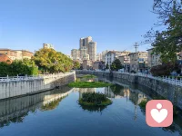 在生活中修行：
現在是早上8：08，我已經到了醫院。心情忐忑的把我的樣品交到主任手里，雖然是一個小小的耗材，但它寄托了我對美好生活的向往。希望客戶能試用順利，也希望能解決他的問題，同時更希望幫到患者解決痛苦。這就是作為一個醫療器械銷售人員的美好愿望，希望你能收下。在外人看來，這個行業是賺黑心錢的，但是只有我們這些“卑微的”一線從業者才知道，它也包含著很多辛酸與無奈。這么多的廠家，客戶為什么要選擇你家？那就是你比別人更用心，更能幫他解決問題，幫醫院節省人力，節約成本，提高效率。
路上的行人匆匆忙忙，有的注意到了我手里拿的白色包裝，我的產品，肯定心里在想：又是一個賺黑心錢的醫藥代表。此刻我的內心是復雜的，只能用問心無愧來安慰自己。心里想：他沒有經歷過我的生活，不知道我的心酸與無奈情有可原。
在這困難的年代，經濟蕭條，誰也逃不脫命運的洪流。我又看到了一些匆匆忙忙的人，他們的家屬正在醫院的某一個樓層，某一個角落里生病，臥床不起，甚至生命垂危，他們的極速的步伐也預示著他們的焦急的心態和他們的無奈，我也祝福他們的家人早日康復，脫離痛苦。
然后我轉頭又看到了一臉平和的人，當目光交匯的一剎那，他們向我報以微笑。我頓時心頭一暖，這是天使般的微笑，雖然他們可能也在忍受痛苦，但是他們選擇，把平和積極的心態傳遞下去。來自陌生人的微笑讓我心里無比溫暖，也充滿了力量！家家有本難念的經，看到他們家人在住院依然微笑面對，坦然面對，對陌生人抱以禮貌的微笑，我最想祝福的就是他們，因為他們不但給了自己力量，而且給了陌生人的力量，給了我的力量，讓我有信心堅持下去，堅持做正確的事情，堅持做自己，堅持助人自救！
這就是我一個醫療從業者的早上的經歷，因為深有感觸，感慨萬千，所以把它寫下來。可能言語有點不通順，邏輯有點混亂，請讀者原諒。這是我在起的過早、并且有點感冒的混沌狀態下所寫下的。如果他能給予你一些鼓勵或者些許的安慰，那就是我最大的心愿了；但是如果它使你陷入悲觀的情緒，也請你告訴我。
因為生活中的任何事情本來就存在正負兩面。
就像此刻我站在河邊，一邊是燦爛的陽光，有人從橋上走過，沐浴著這溫暖的陽光，悠閑的享受它；另外一邊又是籠罩在陰影下面，有環衛工人在辛苦的工作。也許這就是生活的本來面目。我們要坦然面對，也要抱著一顆理解的心態去看任何事情。況且你看到的一切只是表面現象而已，也許你永遠無法得到事物的本來面目。配圖