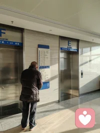 在生活中修行：
現在是早上8：08，我已經到了醫院。心情忐忑的把我的樣品交到主任手里，雖然是一個小小的耗材，但它寄托了我對美好生活的向往。希望客戶能試用順利，也希望能解決他的問題，同時更希望幫到患者解決痛苦。這就是作為一個醫療器械銷售人員的美好愿望，希望你能收下。在外人看來，這個行業是賺黑心錢的，但是只有我們這些“卑微的”一線從業者才知道，它也包含著很多辛酸與無奈。這么多的廠家，客戶為什么要選擇你家？那就是你比別人更用心，更能幫他解決問題，幫醫院節省人力，節約成本，提高效率。
路上的行人匆匆忙忙，有的注意到了我手里拿的白色包裝，我的產品，肯定心里在想：又是一個賺黑心錢的醫藥代表。此刻我的內心是復雜的，只能用問心無愧來安慰自己。心里想：他沒有經歷過我的生活，不知道我的心酸與無奈情有可原。
在這困難的年代，經濟蕭條，誰也逃不脫命運的洪流。我又看到了一些匆匆忙忙的人，他們的家屬正在醫院的某一個樓層，某一個角落里生病，臥床不起，甚至生命垂危，他們的極速的步伐也預示著他們的焦急的心態和他們的無奈，我也祝福他們的家人早日康復，脫離痛苦。
然后我轉頭又看到了一臉平和的人，當目光交匯的一剎那，他們向我報以微笑。我頓時心頭一暖，這是天使般的微笑，雖然他們可能也在忍受痛苦，但是他們選擇，把平和積極的心態傳遞下去。來自陌生人的微笑讓我心里無比溫暖，也充滿了力量！家家有本難念的經，看到他們家人在住院依然微笑面對，坦然面對，對陌生人抱以禮貌的微笑，我最想祝福的就是他們，因為他們不但給了自己力量，而且給了陌生人的力量，給了我的力量，讓我有信心堅持下去，堅持做正確的事情，堅持做自己，堅持助人自救！
這就是我一個醫療從業者的早上的經歷，因為深有感觸，感慨萬千，所以把它寫下來。可能言語有點不通順，邏輯有點混亂，請讀者原諒。這是我在起的過早、并且有點感冒的混沌狀態下所寫下的。如果他能給予你一些鼓勵或者些許的安慰，那就是我最大的心愿了；但是如果它使你陷入悲觀的情緒，也請你告訴我。
因為生活中的任何事情本來就存在正負兩面。
就像此刻我站在河邊，一邊是燦爛的陽光，有人從橋上走過，沐浴著這溫暖的陽光，悠閑的享受它；另外一邊又是籠罩在陰影下面，有環衛工人在辛苦的工作。也許這就是生活的本來面目。我們要坦然面對，也要抱著一顆理解的心態去看任何事情。況且你看到的一切只是表面現象而已，也許你永遠無法得到事物的本來面目。配圖