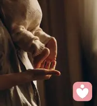 孩子的根是什么？是父母
那如何生出一個優(yōu)異的孩子？

當(dāng)胎兒受孕以前：
為父者，心性光明，行為正大
為母者，性情溫柔嫻良貞靜
若孕兒，父母先有道德精神的涵養(yǎng)，基因當(dāng)中皆是純樸與善意，那么就為即將到來的孩子，奠定了先天良好的根基，自然會生出一個賢明俊秀的孩子配圖