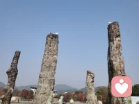 ​
​学会爱的五种方式

     提升夫妻感情的爱的五种方式：
  1. 肯定的言语：这可是超级重要的一点哦！用积极、鼓励的话语来表达对对方的爱和赞赏，可以让他们感受到你的支持和认可。比如，你可以时常告诉对方“我爱你”、“你做得真好”等等，这些简单的话语却能让对方心里暖暖的。

  2. 精心的时刻：就是花心思和对方一起度过一些特别的时光。可以是精心准备的约会，也可以是两个人静静地坐在沙发上一起看电影。重要的是，这些时刻是专属于你们的，是充满爱和关怀的。

  3. 礼物的赠送：礼物不一定要贵重，但一定要有心意。送一份小礼物，可以让对方感受到你的关注和爱意。特别是重要的日子，比如对方的生日、结婚纪念日等，一定要记得给对方赠送礼物哦，让对方感到幸福和满足。

  4. 服务的行动：就是通过行动来表达对对方的爱。比如，你可以主动为对方做家务、照顾孩子，或者为他/她准备一杯热茶。这些看似简单的行动，却能让对方感受到你的付出和关怀。

  5. 身体的接触：这可是最直接、最亲密的方式之一哦！一个拥抱、一个亲吻，或者一个温暖的眼神，都能让对方感受到你的爱意和温暖。身体的接触可以加深你们之间的情感联系，让爱情更加甜蜜和牢固。
    这五种方式你学会了吗？快去试试吧，相信你们的爱情一定会更加美好和甜蜜哦
​配图