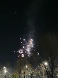 經濟學家吳曉波曾和羅振宇商量，在每年的跨年夜舉辦一場年終演講。
但到了執行階段，吳曉波卻遲疑了。
因為他曾經答應過女兒，跨年夜一定要陪她一起過。
在吳曉波心中，家庭、妻子、女兒的分量遠比舉辦一場演講更重要。
人在年輕時總想在外面拼出一方天地。
到了一定年紀，你會發現家才是最重要的。
新的一年，經營好你的家庭，家庭和睦幸福，才是你最大的財富。配圖