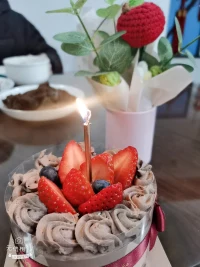作家馮驥才說：

“新年是檢討和許愿的節(jié)日。讓營營役役了三百多天的自己，重整生活，好好收拾一下活得有點零亂的生活。”

一個人擁有再耀眼的光環(huán)，再高大上的地位，也要回歸到吃飯穿衣的日常。

新的一年，安頓好自己的身心，打理好自己的生活，比什么都重要。配圖