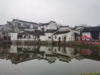 幸福銀行 D12
日期：2025 年 2 月 08日
近期，有幸受邀參與本年度的征兵體檢工作。
回顧過往，作為一名心理咨詢師，我已連續十多年在人武部征兵體檢中擔任“心理檢測、訪談”等職責。
這份使命光榮而神圣，能夠為保衛國家貢獻一份力量，內心充滿自豪。

昨晚，接到了一位家長的感謝電話，
她的孩子在上學期經過五次心理輔導后，
學習成績顯著提高，更重要的是自信心得到了極大提升。
在這個寒假，他還積極組織同學參與社區社會實踐活動，并榮獲共青團市委的表彰。
我的幸福銀行，又存了一筆哦配圖
