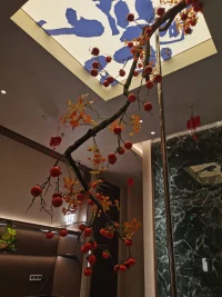 那些让我们纠结痛苦的烦恼
好似顽皮的精灵
当我们鼓起勇气直面并接纳它
它便悄然遁形

就像阴霾
当我们不再抗拒
坦然接受阴天的存在
或许下一刻
阳光就会穿透云层

接纳并非妥协
而是一种勇敢与智慧
承认生活的不完美
却依然怀揣希望

你会发现
生活在悄然间变得轻盈
那些曾困扰我们的渐渐远去
留下的是内心的宁静与从容配图