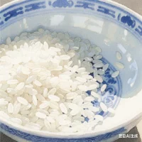 故事分享         米还是米

　　一青年向道士求教：“师傅，有人说我是天才，也有人骂我是笨蛋，依你看呢？”“你是如何看待自己的？”道士反问，青年一脸茫然。
　　“譬如一斤米，在饼家眼里是烧饼，在酒商眼中是酒，在乞丐那里，就是救命的一顿饭。米还是那米。”
　　青年豁然开朗。
　　【感悟】你看待自己的方式，决定了自己的价值。