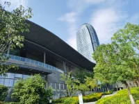 当别人不需要你的时候，要学会收起热情并礼貌退场。渐渐懂得，与其诉说，不如闭嘴。与其争辩，不如沉默。当你感到很累的时候，尽量少说话，一个人，一条路，听听音乐，赏赏花，心就释然了。人生就是一场孤独的自我修行，愿大家都能自得圆满。没有大彻大悟，只有边走边悟。圈小、事少、人静、心安、自由、清醒~