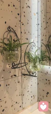 今日话题‖活给别人看，是一场无限耗电的演出。
我们总在三个角色里耗尽电量：观众（看别人活）、演员（活给别人看）、甚至导演（教别人活）。
直到某天发现，自己真正的模样，在散场后的寂静里才敢浮出水面。
真正的自由，不是换剧本，是关掉那些虚构的聚光灯。当你不再盗用别人的地图，才能听见自己心里最真实的风向。
把人生从「展柜」搬回「旷野」。那里没有标准答案，只有属于你的，自由生长的状态。
越过内心那座山，路的尽头是：我终于允许自己，只是我自己。