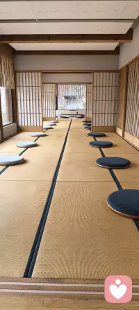 今日话题‖接纳
🌿 很多时候，我们以为要接纳的是对方“做了什么”，
其实真正要接纳的，是行为背后藏着的情绪与未被看见的原因。
愤怒里可能是委屈，沉默里也许是害怕，挑剔背后或许是渴望被看见。
当我们不再盯着“行为”本身较劲，
而是试着去触碰那层情绪的温度，
问题本身，反而会慢慢消融。
[玫瑰]看见即疗愈，接纳即和解。
愿我们都能在关系里，多一份温柔的看见，少一份无谓的对抗。配图