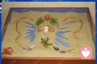 一个人一生困扰的问题来源于早年创伤留下的阴影。最好的解决方式是与自己和解，陪内在小孩长大。配图