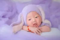 嬰兒4個月時的顏色、視覺的基本功能已接近成人水平；聽覺相對于正常健康的嬰兒來講，一生下來就有；味覺感受器在胚胎三個月時開始發育；，嗅覺感受器在胎兒七八個月時已相當成熟且有了初步的嗅覺反應；胎兒在49天時已具有初步的觸覺反應。