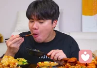 有没有减肥焦虑的？
分享一下减肥心得:看吃播 顶饿🤤