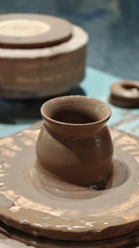 感情世界里最沒用的四種東西：

1.分手后的悔恨，

2.不愛后的關懷，

3.高高在上的自尊心，

4.低情商的善良。配圖