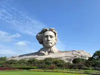 沁园春长沙
独立寒秋，湘江北去，橘子洲头。
看万山红遍，层林尽染；漫江碧透，百舸争流。
鹰击长空，鱼翔浅底，万类霜天竞自由。
怅寥廓，问苍茫大地，谁主沉浮？
 
携来百侣曾游，忆往昔峥嵘岁月稠。
恰同学少年，风华正茂；书生意气，挥斥方遒。
指点江山，激扬文字，粪土当年万户侯。
曾记否，到中流击水，浪遏飞舟？
 
简析