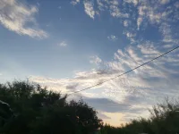快節奏的生活，需要有時停下腳步，仰頭看，云卷云舒的時候。配圖