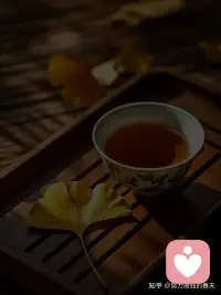 修心的最高境界就是三个字不当真：念头不当真，经历不当真，爱恨不当真＊；甚至修到最后，生死也不当真；
不当真就不会执着，不执着自然不会有烦脑，只是扎根于觉知中，允许万物穿过允许自己脆弱；
当下体验并观照事物的发生和变化，心不取相，如如不动。配图