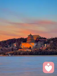 遇见对的人，灵魂会“认出”他！
不仅仅因为甜蜜，更因为“看见”。

在茫茫人海中，只有那个人能精准地按动你情绪的开关。他能激发出你最深的温柔，也能触碰到你最痛的伤口。

透过他，你第一次清晰地看见了自己的“阴影”，也看见了自己的“光辉”。

也许你习惯了坚强，但他能看穿你的脆弱，让你学会了依赖；
也许你习惯了退缩，但他能看见你的潜能，逼着你变得勇敢。配图