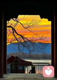 人生没有一种觉醒是不带着痛苦的。

如果一个人，能让你在他面前毫无保留地做回孩子，同时又能让你渴望成长为一个更好的大人。

那么，请相信你的直觉。你的灵魂已经帮你做出了选择：他就是那个来渡你的人。配图