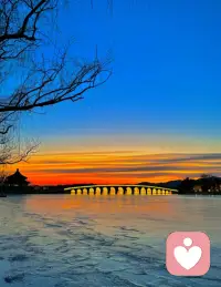 人生没有一种觉醒是不带着痛苦的。

如果一个人，能让你在他面前毫无保留地做回孩子，同时又能让你渴望成长为一个更好的大人。

那么，请相信你的直觉。你的灵魂已经帮你做出了选择：他就是那个来渡你的人。配图