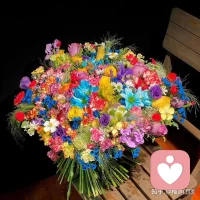 赠人玫瑰，手有余香；善待他人，就是善待自己，多一份善意，多一份温暖。配图