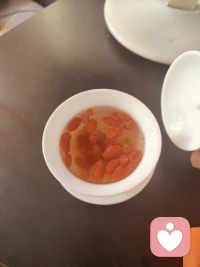 坐在窗边 手捧一杯热茶 感受冬日暖阳的温柔配图