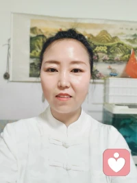 坐在窗边 手捧一杯热茶 感受冬日暖阳的温柔配图