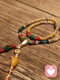 大家好，听居士聊聊 2025年[调皮]
乙巳年整体年运

甲辰万象更新，
乙巳一元初始

乙巳年整体来说大家依旧会有很多压力，
但是迎难而上必有成效，
乙巳年是不能放弃拼搏的一年，
也是为未来积累经验和财富的一年。

相比于甲辰年的动荡，
乙巳年可能更有身不由己之感。
如果说甲辰年是动荡和开创，
乙巳年则是守稳和生长。

乙木为阴木，为花草之木，
代表柔顺，善良，美丽，向阳等，
特点有依附，攀爬，缠绕，弯曲，伪装等。

巳火为蛇，五行为阴火，
有聪明的，多变的，弯曲的，多疑，狡猾，
欺骗等意思。

乙巳纳音为佛灯火，主信仰信念，光明。

所以整体来说乙已年有以下特点：

一、甲辰年各方面新的开始，
在乙巳年需要稳稳扎根，
不急于发展壮大，
更多的则是要找对适合自己的平台，
适应新的规则，慢慢融入。

二、文化传播方面盛行，
更加偏重于慈悲仁爱众生方面的内容，
对于传统礼仪方面的内容也会更受欢迎。
而自私自利，哗众取宠，
作风行为不良的群体则会被时代抛弃。

三、医疗方面，尤其是中医药上，
容易出现大的问题，也会有大的调整。

四、要注意心理健康的问题，
抑郁方面的问题会越来越严重，
自杀轻生方面的事件会越来越多。

五、不要随便投资，
不要盲目相信过高的回报率之类的，
尤其是自己不熟悉的行业。
乙巳年会有更多金融诈骗和圈套。

六、健身、养生，医美方面
赛道发展会比较不错。
如果作为消费者，也不要盲目相信。
赛道好的情况下，
也会出现更多浑水摸鱼滥竽充数的人。

七、宗教世界方面可能有大的冲突。

八、信仰方面，
会出现很多灵修之类的情况，
通过信仰类圈人的新型诈骗手段也会更多，
需要保护好自己的个人信息。

九、想要买房的，
如果不是刚需还可以再等等。

十、健康上要注意
旧病的病灶扩大，脏器发生质变。
注意
呼吸道，肝胆，心脏，肠道，
颈椎，脊椎，膝盖方面的问题。配图