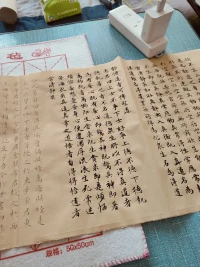 《道德经》中讲：“上士闻道，劝而行之；中士闻道，若存若亡；下士闻道，大笑之。”
​前，一个秀才和一个老农，扭打到了县太爷的公堂上。

老农说：“三七等于二十四。”

秀才说：“三七等于二十一。”

他们二人，请县太爷给他们评评理。

县太爷听后，打了秀才20大板，无罪释放了老农。
秀才不服气，县太爷说，“三七二十一没错，错就错在堂堂一个秀才，却和目不识丁的老农纠缠不清。配图