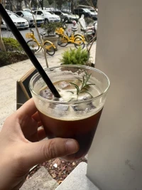 匱乏的人
給出的愛都帶有犧牲感配圖