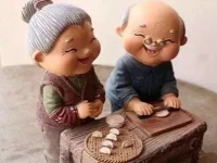 ?《婚姻幸福秘籍》?

現(xiàn)實中
所有人的婚姻都是喜憂參半的，
?如何提高婚姻指數(shù)？
1. 重視日常的小事；
2.放棄完美的幻想；
3.抓取平淡的幸福；
4.感恩彼此的陪伴。配圖