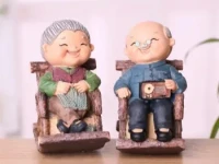 ?《婚姻幸福秘籍》?

現(xiàn)實中
所有人的婚姻都是喜憂參半的，
?如何提高婚姻指數(shù)？
1. 重視日常的小事；
2.放棄完美的幻想；
3.抓取平淡的幸福；
4.感恩彼此的陪伴。配圖