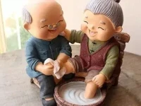 ?《婚姻幸福秘籍》?

現(xiàn)實中
所有人的婚姻都是喜憂參半的，
?如何提高婚姻指數(shù)？
1. 重視日常的小事；
2.放棄完美的幻想；
3.抓取平淡的幸福；
4.感恩彼此的陪伴。配圖