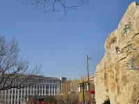 凡是自然界中的好東西，都是緩慢的。像太陽(yáng)一點(diǎn)點(diǎn)升起，花一朵朵開，糧食成熟，細(xì)水長(zhǎng)流，這些東西都是慢慢做。相反，那些驟然的都是災(zāi)難。

孔夫子說：欲速則不達(dá)，所以別太著急。慢慢是個(gè)很好的詞，慢慢成長(zhǎng)，慢慢遇見，慢慢看世間沉浮，慢慢看歲月靜好。配圖