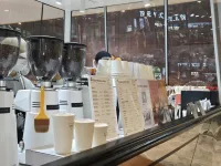 最好的養生就兩個字：少想
北京協和醫院心理專家姜長青有組數據觸目驚心：門診70%的疾病都源于「想太多」。那些輾轉反側的深夜，反復撕扯的糾結，悄悄透支著現代人的健康賬戶。

?少想過去的事
心理學有個「反芻效應」：越想遺忘的傷疤，越會在腦海里循環播放。
那些沒說出口的委屈、沒抓住的機會、沒挽留的人，就像攥在手里的玻璃渣——握得越緊，血流得越多。真正的養生，是學會把往事裝進漂流瓶。

?少想未來的事
哈佛實驗室發現：人90%的焦慮都源于「災難性想象」。沒到截止期的工作，沒發生的矛盾，沒確定的體檢報告，在腦海里提前預演了八百遍悲劇。可生活最諷刺的真相是——你擔心的事80%不會發生，剩下20%想了也沒用。

?少想別人的事
阿德勒心理學早就點破人際困局：人生90%的煩惱，都在操心別人的課題。
同事升職加薪、親戚買房買車、朋友婚姻變故...這些看似與你有關的事，實則都是他人因果。最高級的養生，是修煉「關我屁事」的屏蔽力。

?少想做不到的事  
斯坦福行為實驗證實：總盯著自己夠不著的東西，相當于慢性服毒。羨慕別人的豪宅名表，焦慮孩子的升學壓力，糾結原生家庭的創傷，本質都是在用別人的地圖找自己的路。真正的智慧，是允許鮮花與荊棘同在。

?養生博主們總在教你怎么吃、怎么動，卻忘了最關鍵的心法——最好的藥方藏在《黃帝內經》四個字里：「精神內守」。那些活到90歲眼神清亮的老者，不是靠昂貴的補品，而是早早看透了：這世上只有三件事——老天的事，別人的事，自己的事。

?正如終南山腳108歲道長說的：養生的盡頭是養心，養心的盡頭是少想。把心里騰出空地，陽光和清風自然就住進來了。配圖
