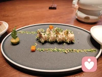 享受着美食，感受关心与爱～～看着蓝天白云，躺在床上，阳光明媚与温暖～～半是劳累半是放松，半是迷蒙半是清醒，感受幸福！如果进来个电话，感受被需要的价值，那就更美了～～配图