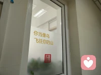 人生辽阔，万事可期
允许他是他｜允许自己是自己
 
人到一定年纪才会真正懂得，人生最大的修行，是学会允许。
 
允许他是他，允许自己是自己，
短短一句话，藏着与世界和解的智慧。
我们总在不经意间，用自己的标准去衡量他人，用世俗的框架去约束关系，
 
执着于改变别人的想法、步调与选择，到头来既让对方疲惫，也让自己陷入无尽的内耗。
 
每个人都有独属于自己的人生轨迹，有人年少得志，有人大器晚成；
有人偏爱烟火喧嚣，有人享受独处清欢。
 
没有绝对正确的人生，也没有必须统一的活法，他人的路，是基于他的经历、认知与选择，我们无权评判，更无需强行扭转。
 
不强求他人与自己同频，不纠结关系里的事与愿违，不执念于付出就必有回报，这不是妥协，而是认清了人与人之间的边界与差异。
 
真正的通透，是放下改变他人的执念，接纳关系中的不完美，接受生活里的不尽如人意。
 
而允许自己做自己，是比包容他人更难的课题。
 
不必为了迎合他人委屈自己，不必为了所谓的合群磨平棱角，不必用别人的眼光定义自己的价值。
 
接纳自己的普通，包容自己的不完美，按照自己的节奏，踏实走好每一步。
 
尊重他人的活法，是格局；
坚守自己的人生，是底气。
 
放过他人，是不再苛责与强求；
放过自己，是停止内耗与纠结。
 
当我们真正做到允许一切发生，
心就会变得从容且开阔。
 
余生，愿我们都能守住这份清醒：不勉强他人，不辜负自己，在各自的人生轨道上，自在、从容、心安地走下去。配图