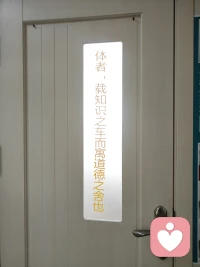 人生辽阔，万事可期
允许他是他｜允许自己是自己
 
人到一定年纪才会真正懂得，人生最大的修行，是学会允许。
 
允许他是他，允许自己是自己，
短短一句话，藏着与世界和解的智慧。
我们总在不经意间，用自己的标准去衡量他人，用世俗的框架去约束关系，
 
执着于改变别人的想法、步调与选择，到头来既让对方疲惫，也让自己陷入无尽的内耗。
 
每个人都有独属于自己的人生轨迹，有人年少得志，有人大器晚成；
有人偏爱烟火喧嚣，有人享受独处清欢。
 
没有绝对正确的人生，也没有必须统一的活法，他人的路，是基于他的经历、认知与选择，我们无权评判，更无需强行扭转。
 
不强求他人与自己同频，不纠结关系里的事与愿违，不执念于付出就必有回报，这不是妥协，而是认清了人与人之间的边界与差异。
 
真正的通透，是放下改变他人的执念，接纳关系中的不完美，接受生活里的不尽如人意。
 
而允许自己做自己，是比包容他人更难的课题。
 
不必为了迎合他人委屈自己，不必为了所谓的合群磨平棱角，不必用别人的眼光定义自己的价值。
 
接纳自己的普通，包容自己的不完美，按照自己的节奏，踏实走好每一步。
 
尊重他人的活法，是格局；
坚守自己的人生，是底气。
 
放过他人，是不再苛责与强求；
放过自己，是停止内耗与纠结。
 
当我们真正做到允许一切发生，
心就会变得从容且开阔。
 
余生，愿我们都能守住这份清醒：不勉强他人，不辜负自己，在各自的人生轨道上，自在、从容、心安地走下去。配图